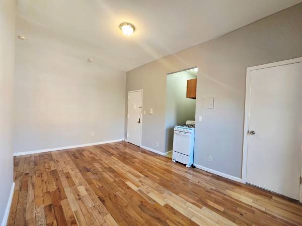 2BR/1BA Apartment · Sebastopol photo 2