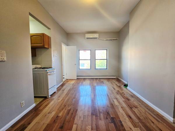 2BR/1BA Apartment · Menlo Park photo 3