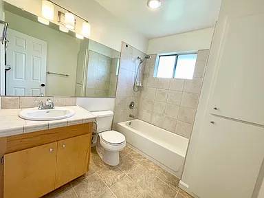 2BR/2BA Duplex on W L St · Port Costa photo 5