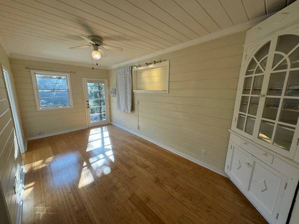 2BR/1BA Apartment · Larkspur photo 2