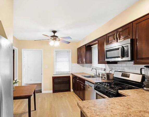 2BR/1BA Apartment · Woodside photo 3