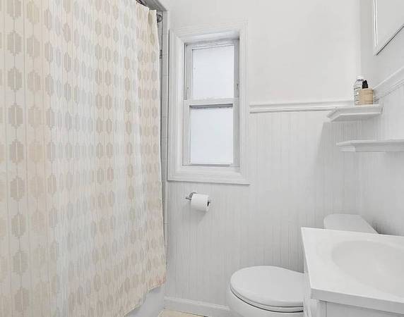 2BR/1BA Apartment · Woodside photo 4