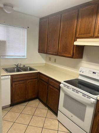 2BR/2BA Condo · Cloverdale photo 2
