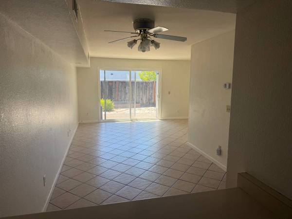 2BR/2BA Condo · Cloverdale photo 3