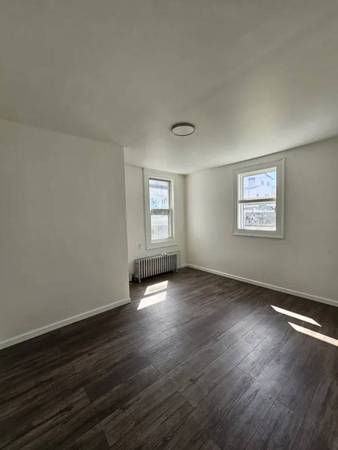 2BR/1BA Apartment · Ridgewood photo 2