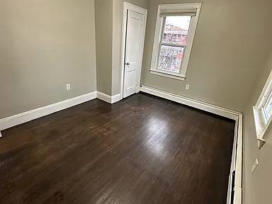 2BR/1BA Apartment · Elmhurst photo 4