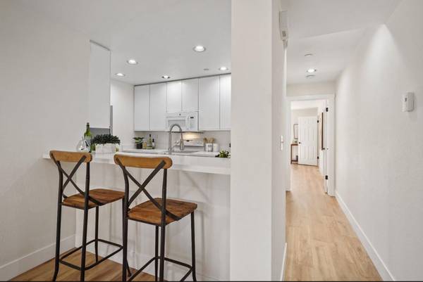2BR/2BA Condo · Palo Alto photo 4