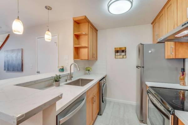 Welcome To This Bright And Well-maintained One Bed/one Bath Condo photo 4