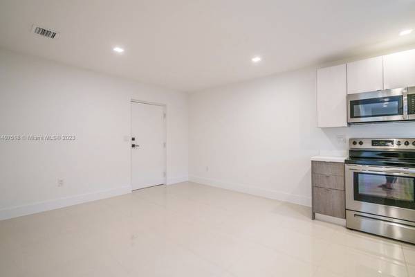 2BR/1BA Duplex · Oakland photo 2