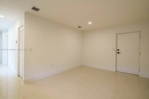 2BR/1BA Duplex · Oakland photo 3