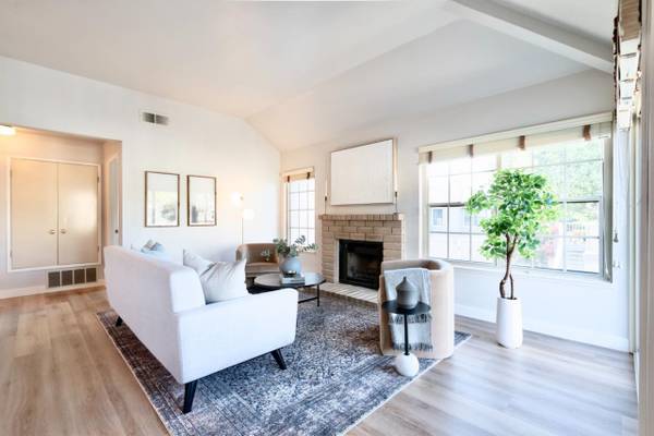 1BR/1BA Townhouse on Via Laguna · San Mateo photo 2