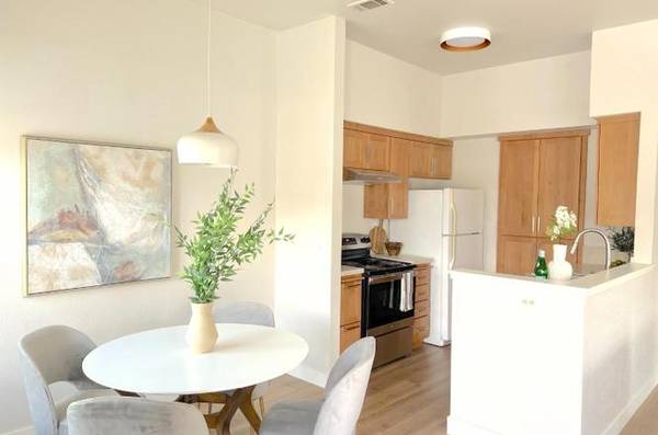 1BR/1BA Townhouse on Via Laguna · San Mateo photo 3