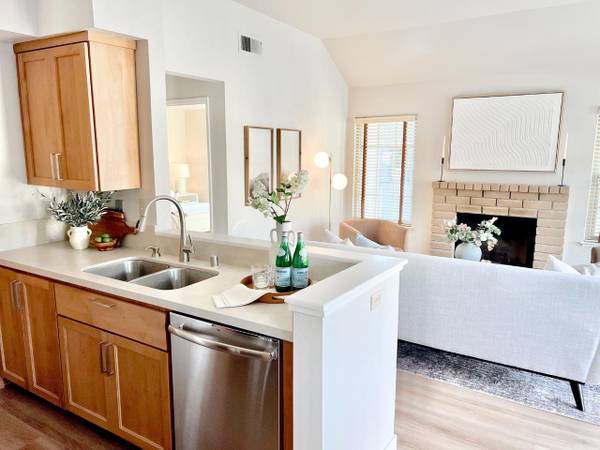 1BR/1BA Townhouse on Via Laguna · San Mateo photo 4