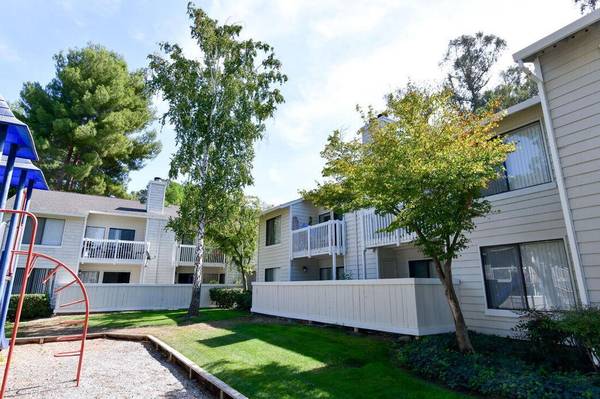 Apartments on N Murrieta Blvd · Pleasanton photo 2