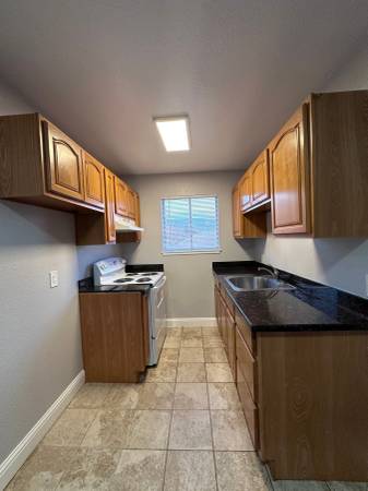 3BR/1BA Apartment · Oakland photo 2