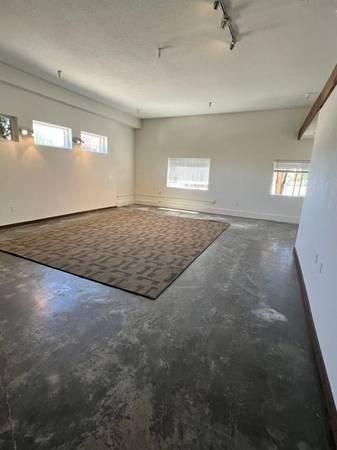 2BR/1BA Apartment · Cloverdale photo 2