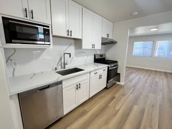 2BR/1BA Apartment on Blossom Way · Hayward photo 4