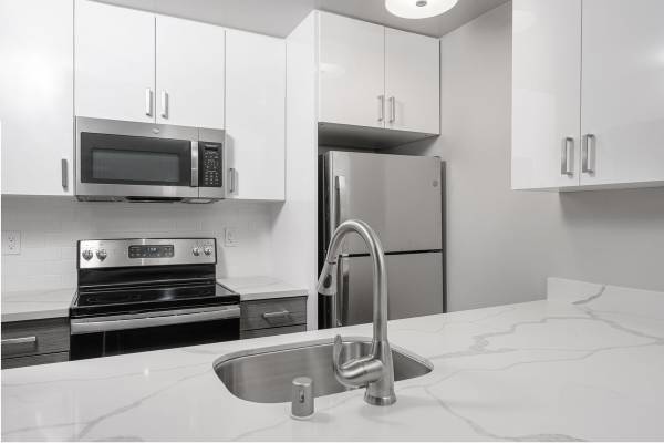 Spacious 3 Bedroom, 3.5 Bathroom Townhouse In An Excellent Location. Garage. Laundry. Balcony. A True Must See!!! photo 4