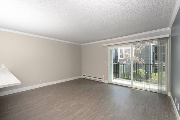 Spacious 3 Bedroom, 3.5 Bathroom Townhouse In An Excellent Location. Garage. Laundry. Balcony. A True Must See!!! photo 2