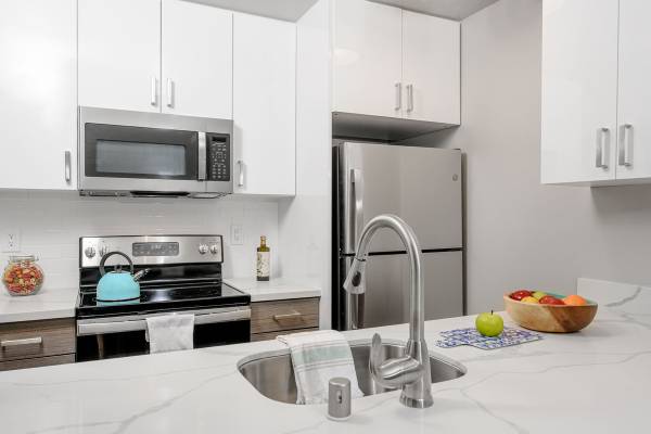Spacious 3 Bedroom, 3.5 Bathroom Townhouse In An Excellent Location. Garage. Laundry. Balcony. A True Must See!!! photo 5
