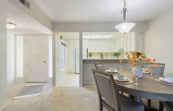 2BR/1BA Apartment · Walnut Creek photo 3
