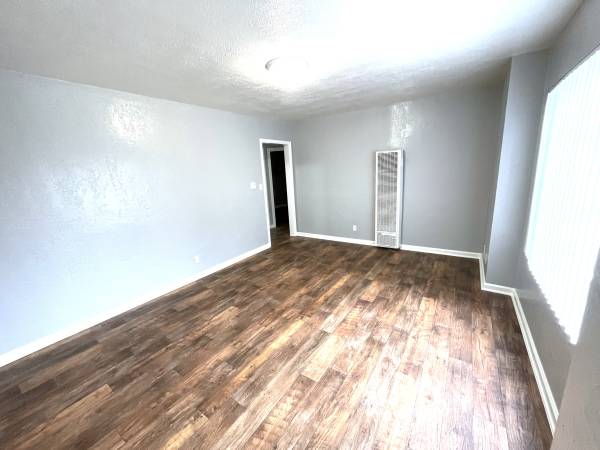 2BR/1BA Apartment · Oakland photo 4