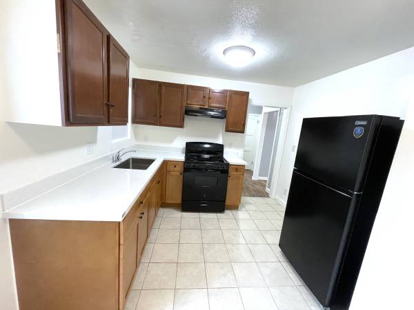 2BR/1BA Apartment · Oakland photo 2