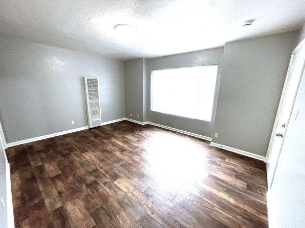 2BR/1BA Apartment · Oakland photo 5