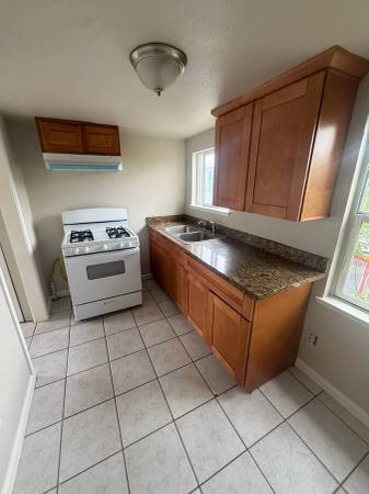 1BR/1BA Apartment · Oakland photo 2