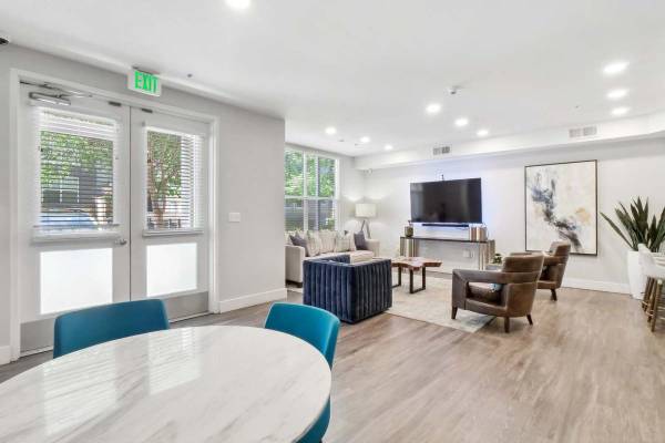 Apartments on Coggins Dr · Walnut Creek photo 2