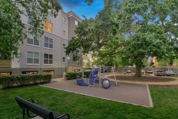 Apartments on Coggins Dr · Walnut Creek photo 4