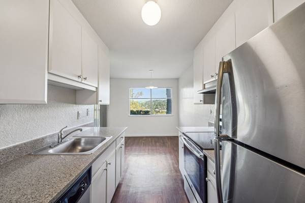 2BR/1BA Apartment · Larkspur photo 2