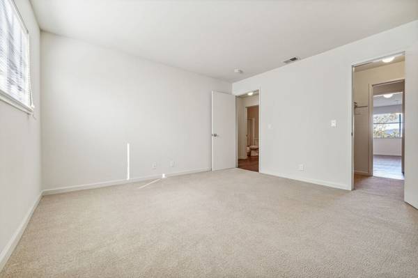 2BR/1BA Apartment · Larkspur photo 3