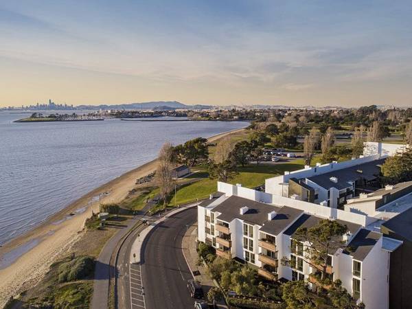 Apartments on Shorepoint Ct · Alameda photo 4