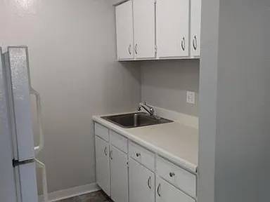 80-128 Laurel Street Apartments photo 2