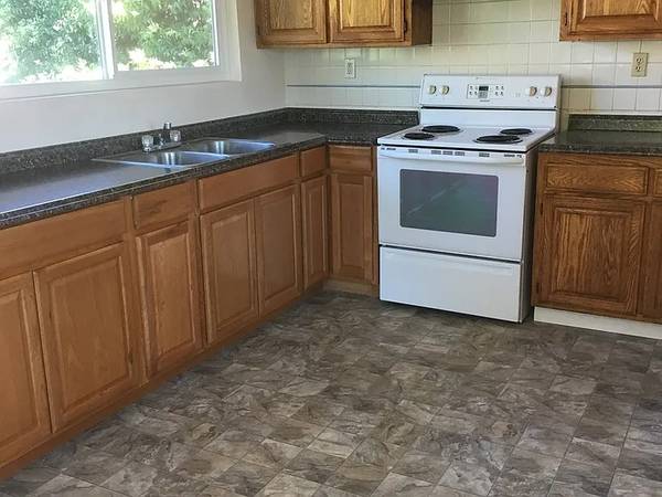 Beautifully Updated Single Family House Available Now! $3,000 Per Month photo 3
