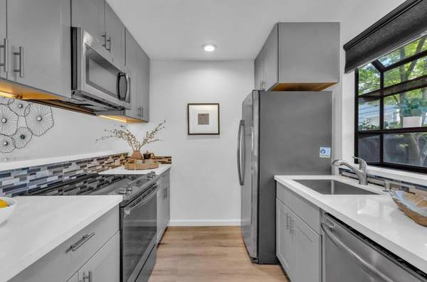 1BR/1BA Condo on Barnegat Ln · Redwood City photo 5
