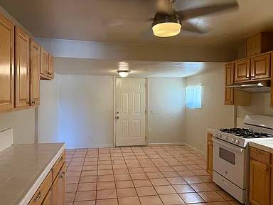 2BR/1BA Apartment on W 9th St · Gilroy photo 3