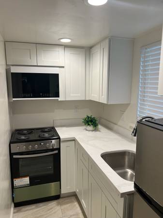 Rare Studio In Wonderful Central Brentwood Community..one Bedroom/bath/kitchenette photo 4