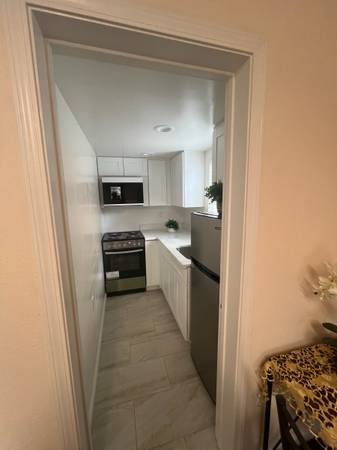 Rare Studio In Wonderful Central Brentwood Community..one Bedroom/bath/kitchenette photo 3