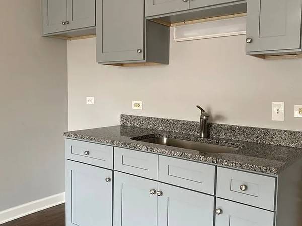 1BR/1BA Apartment · Burbank photo 2
