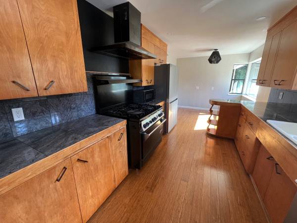 3BR/2BA Duplex on Graham Hill Rd. · Santa Cruz photo 5