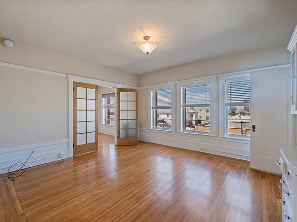 1029 Oak St. photo 2