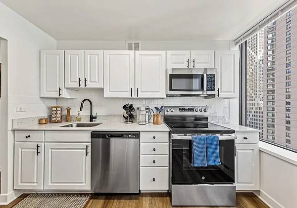 2BR/1BA Apartment · Chicago photo 2