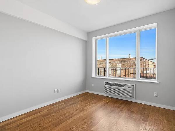 Apartments on 31st St · Astoria photo 2