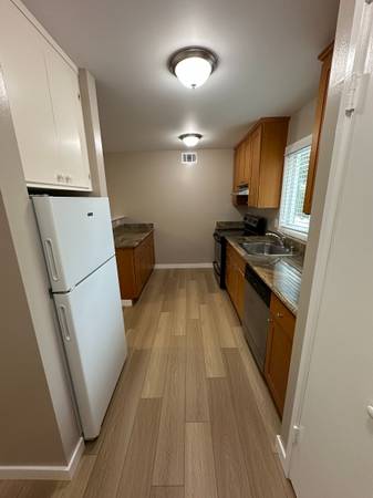 2BR/1BA Apartment · Larkspur photo 2