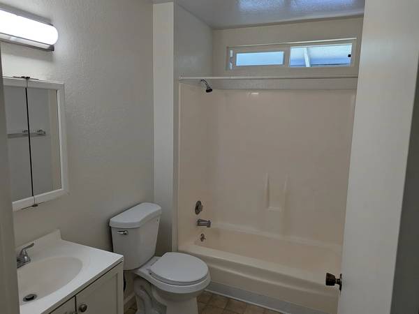 0BR/1BA Apartment on Sonoma Ave · Santa Rosa photo 4