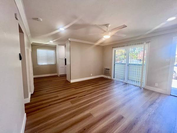 2BR/1BA Apartment on Ravenscourt Ave · Campbell photo 2