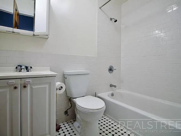 Apartments on 13th St Unit B · Oakland photo 5