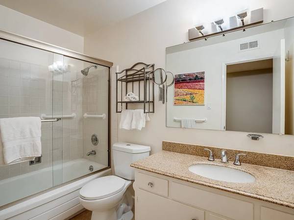 Spacious Furnished Primary Suite In Prime Menlo Park Location photo 3